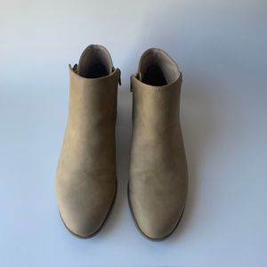 St. John's Bay Womens Rayford Memory Foam Booties w/zipper Beige SZ 8.5 Stacked